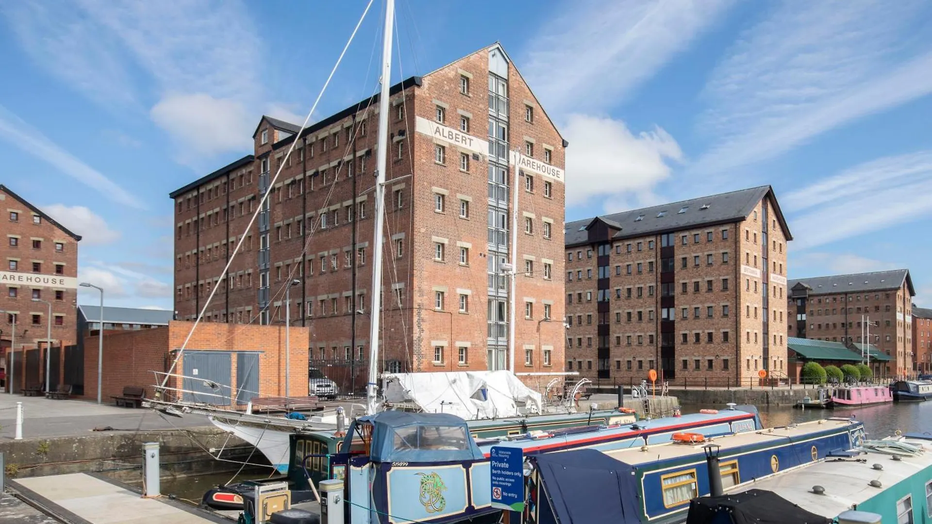 Modern Apartment In Historic Gloucester Quays