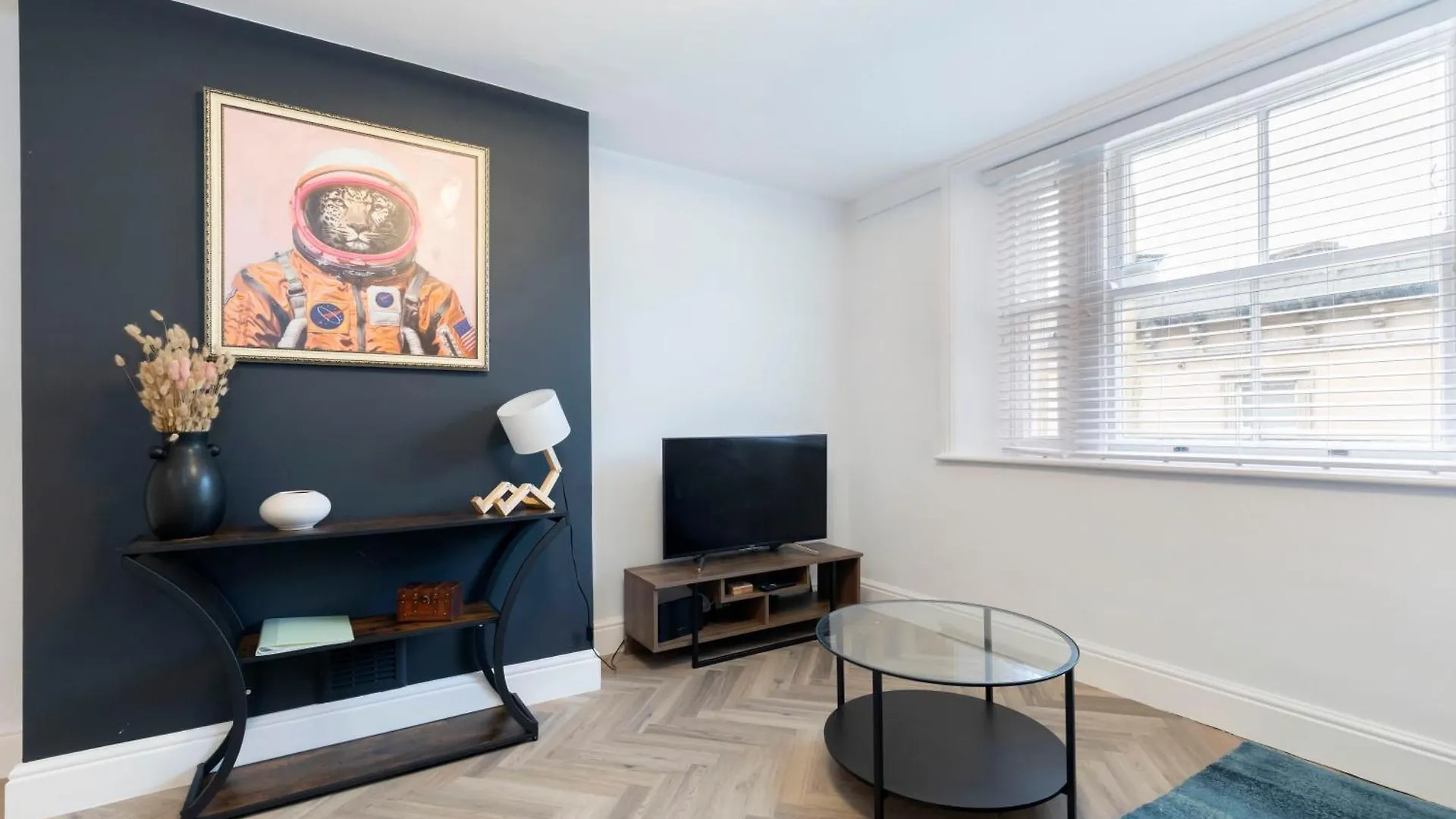 Modern Apartment In Historic Gloucester Quays