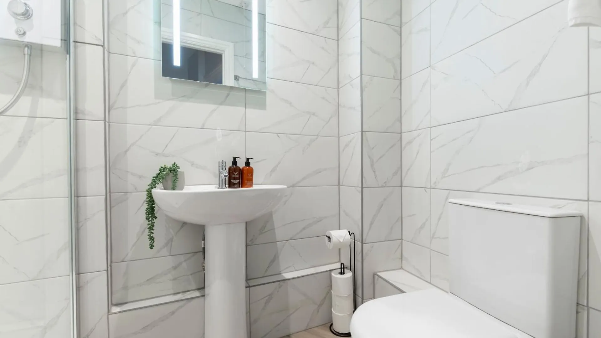 Modern Apartment In Historic Gloucester Quays