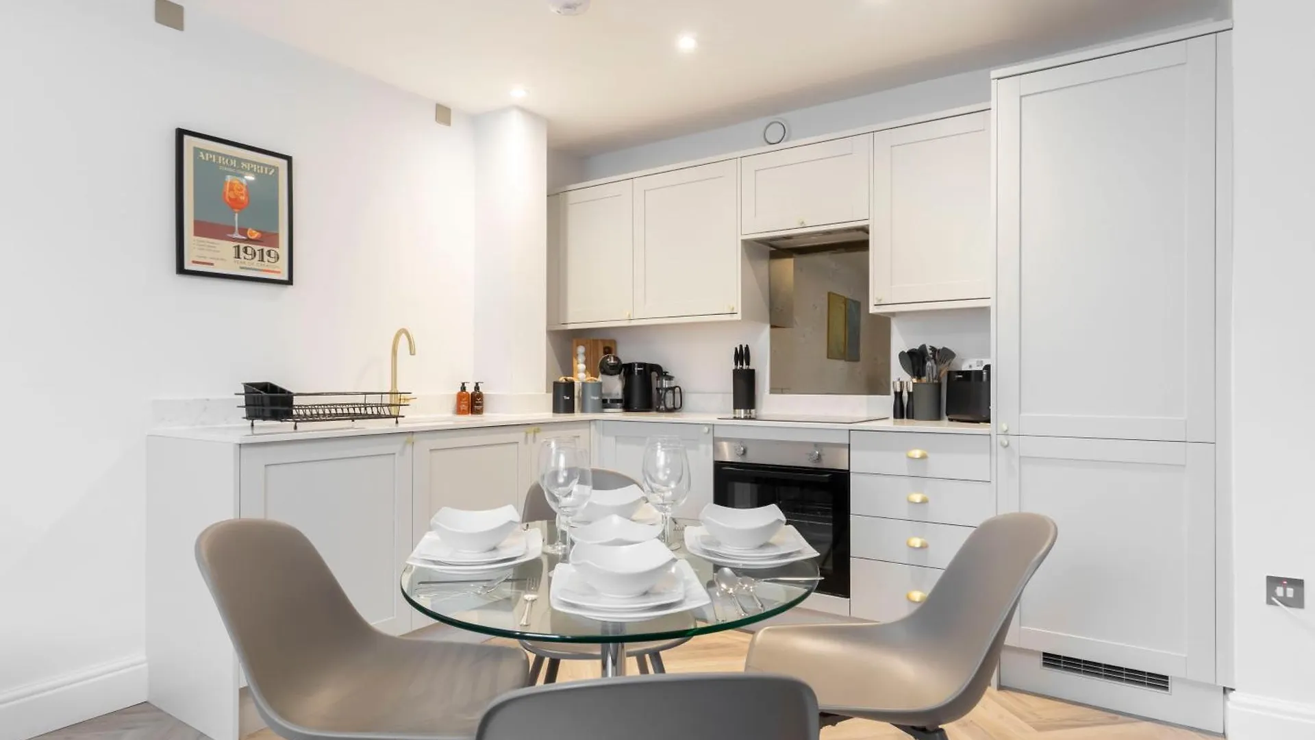 Modern Apartment In Historic Gloucester Quays