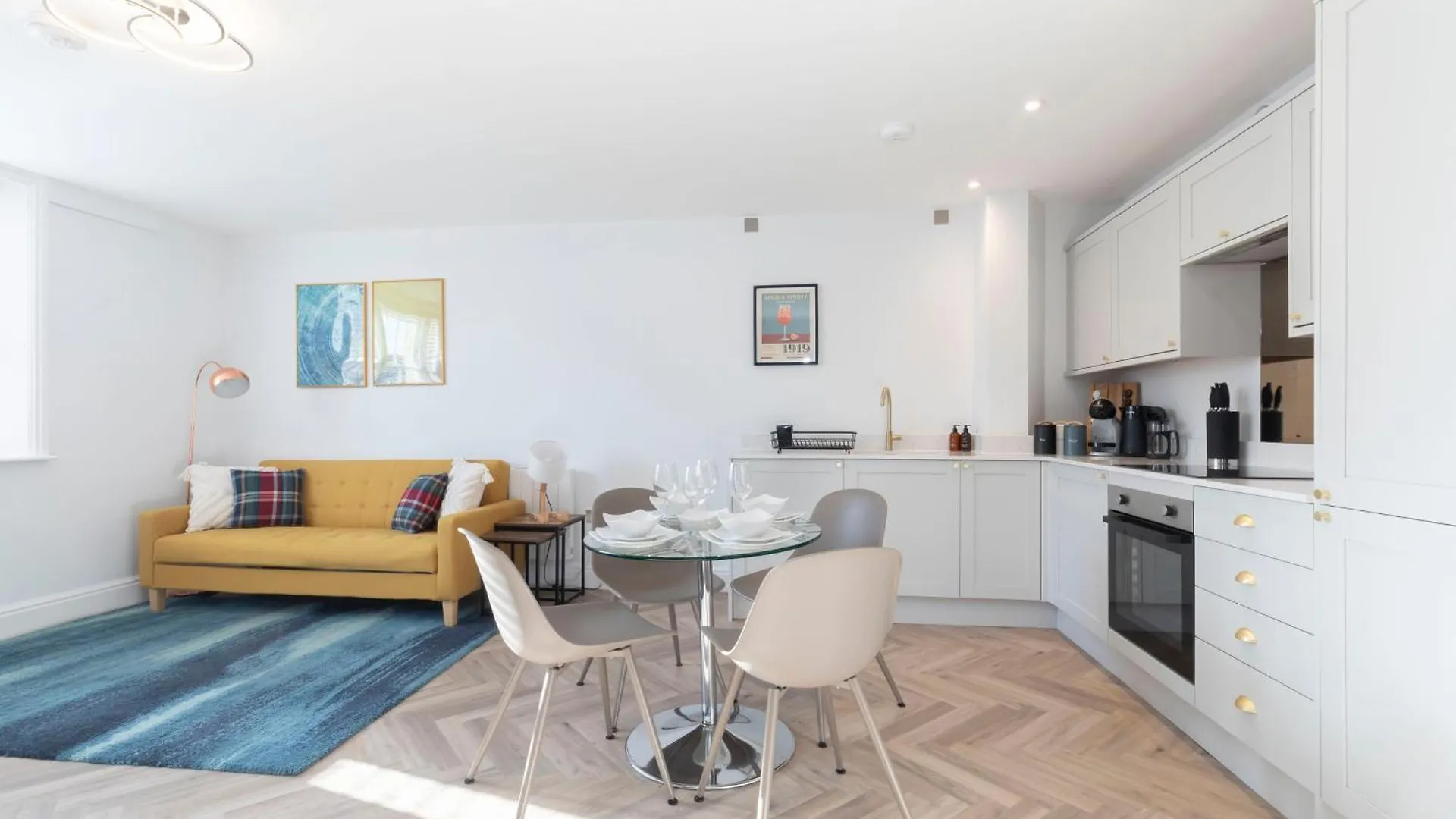 Modern Apartment In Historic Gloucester Quays
