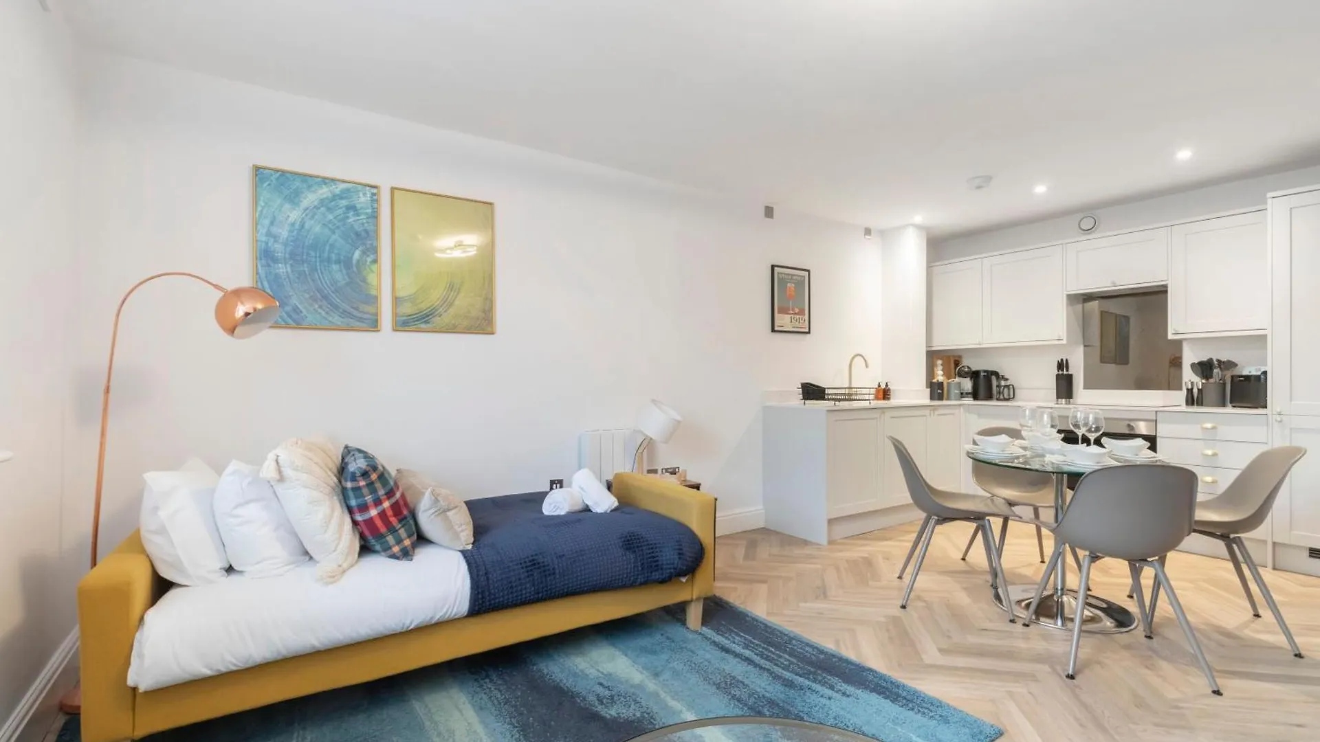 Modern Apartment In Historic Gloucester Quays