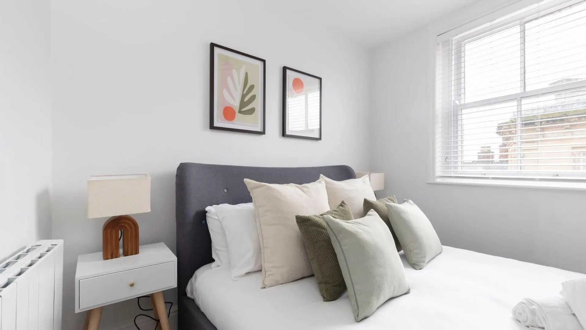 Modern Apartment In Historic Gloucester Quays 0*,  בריטניה