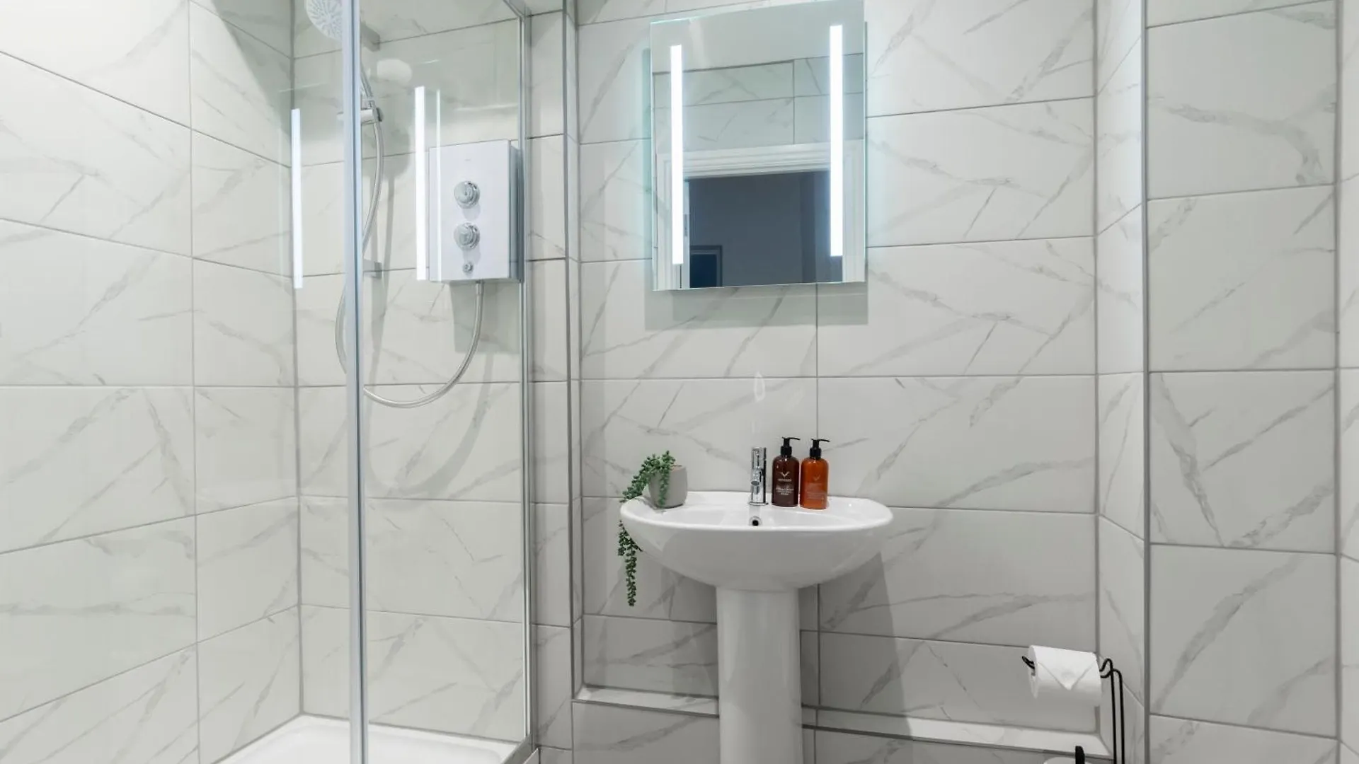 Modern Apartment In Historic Gloucester Quays בריטניה